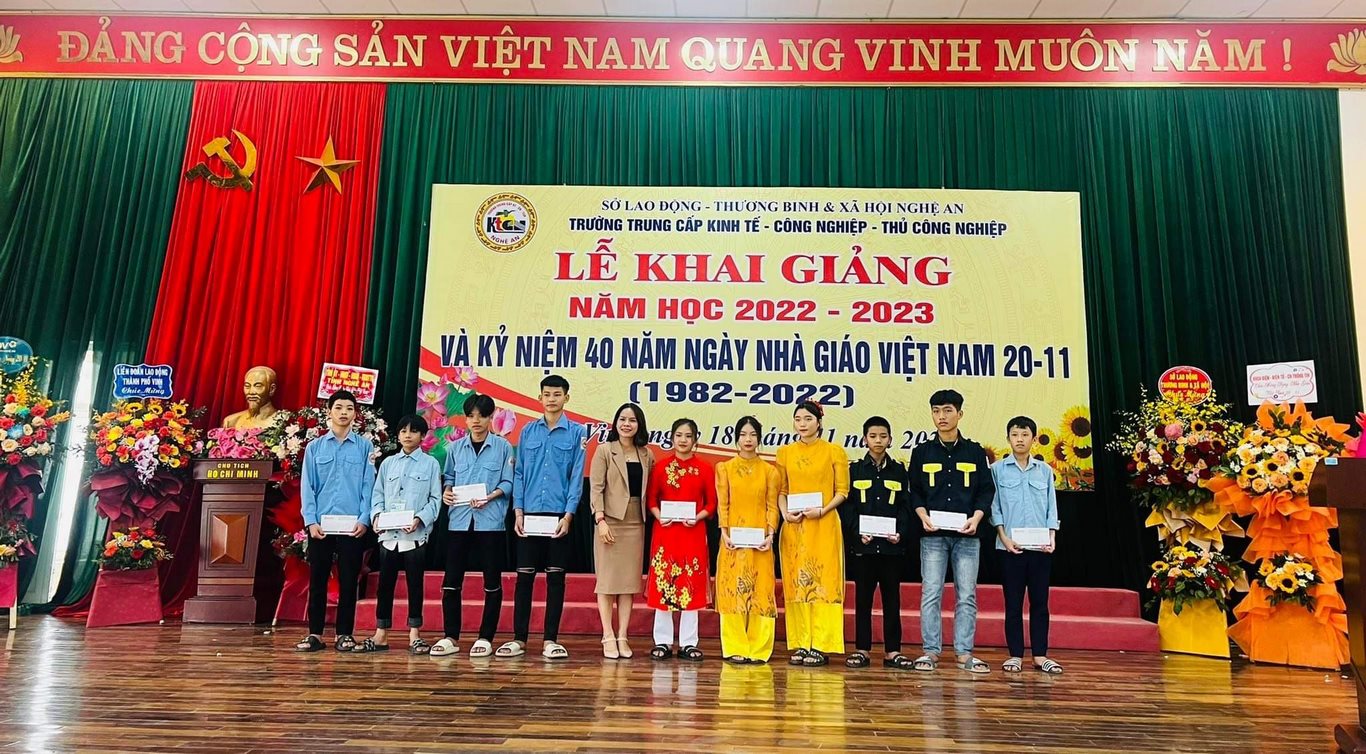 Kaizen Trao tặng học bổng khuyến học 20/11 học sinh Trường Trung cấp KT-CN-Thủ công nghiệp Nghệ An | Công ty Cổ Phần Nhân Lực Quốc Tế Kaizen